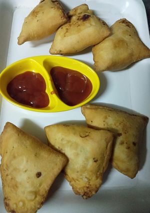 चटपटीत समोसे (samosa recipe in marathi) रेसिपी चे मुख्य फोटो