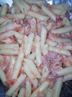 Una foto de Macarrones con tomate natural y atún