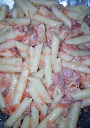Una foto de Macarrones con tomate natural y atún