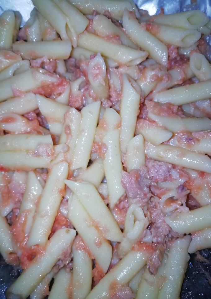 Una foto de Macarrones con tomate natural y atún