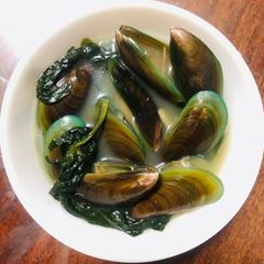 A picture of Mussels in Soda and Ginger Broth with Spinach.