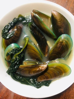 A picture of Mussels in Soda and Ginger Broth with Spinach.