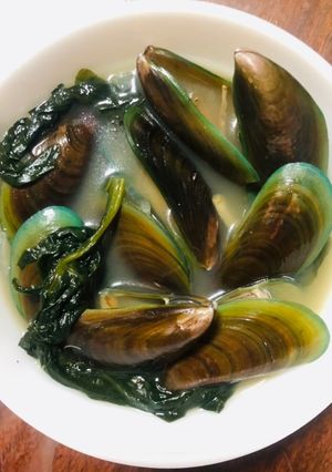 A picture of Mussels in Soda and Ginger Broth with Spinach.