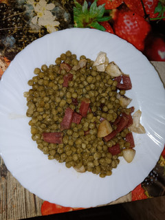 Una foto de Guisantes al ajillo con jamón