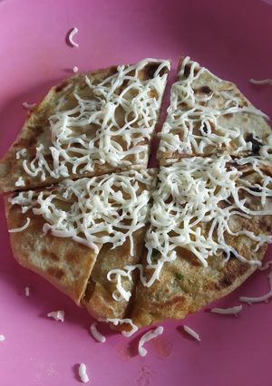 કેળા ચીઝ પરાઠા(kela cheese parotha recipe in gujarati) રેસીપી મુખ્ય ફોટો