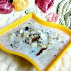 A picture of Milk-Wheat Daliya with Dryfruits.