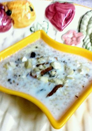 A picture of Milk-Wheat Daliya with Dryfruits.