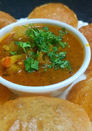 पुरी भाजी (Puri bhaji recipe in marathi) रेसिपी चे मुख्य फोटो
