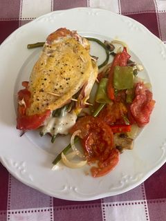 Una foto de Pechuga de pollo rellena con verduras