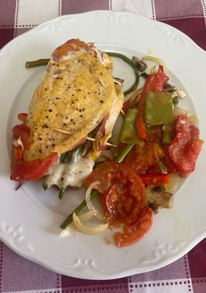Una foto de Pechuga de pollo rellena con verduras