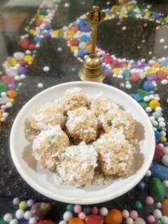 नारियल लड्डू (Nariyal Laddu recipe in Hindi) रेसिपी मुख्य फोटो