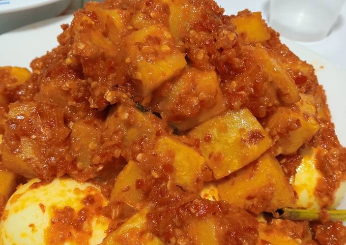 Telur kentang balado