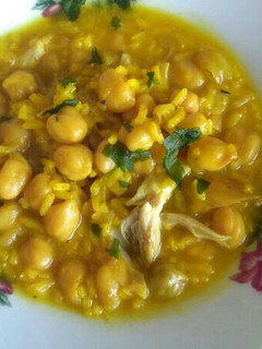 Una foto de Potaje de garbanzos con arroz y pollo