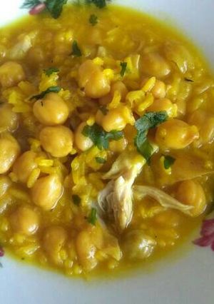 Foto principal de Potaje de garbanzos con arroz y pollo
