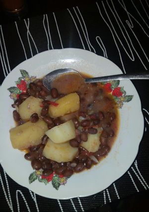 A picture of Turtle beans (njahi) with potatoes and matoke.