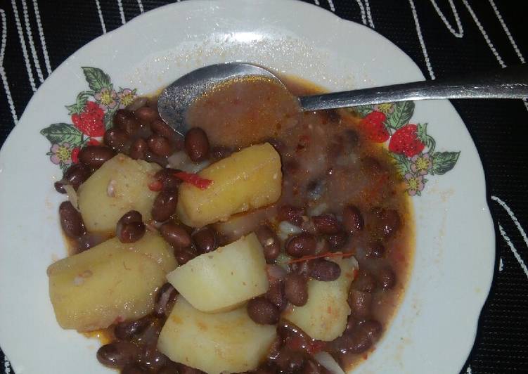 Turtle beans (njahi) with potatoes and matoke