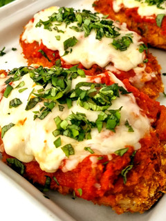 Una foto de Pollo a la parmesana bajo en calorías {en horno}
