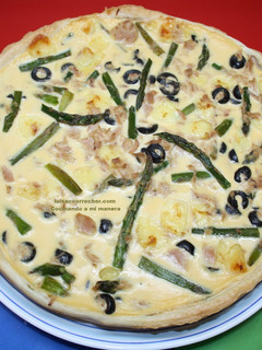 Una foto de Quiche de atún, queso y espárragos