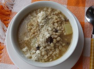 Una foto de Sopa de cebada con setas secas (Zuppa de orzo con funghi porcini)