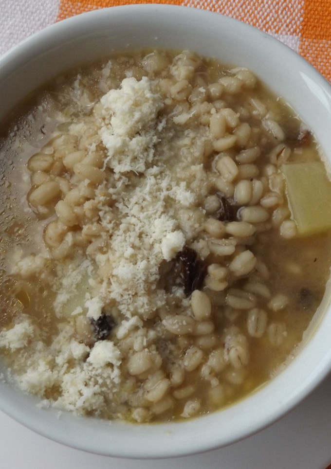Una foto de Sopa de cebada con setas secas (Zuppa de orzo con funghi porcini)
