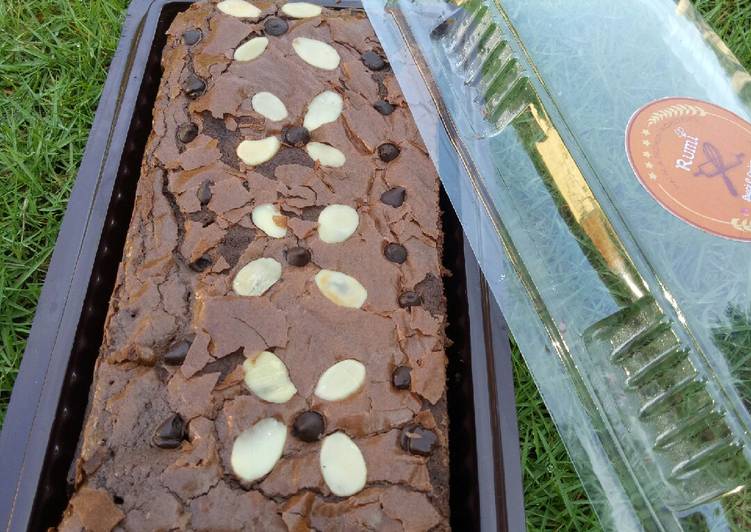 Langkah Mudah untuk Menyiapkan Fudgy Shiny Crust Brownies yang Sempurna