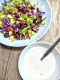 Ensalada con frutas y salsa griega