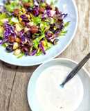 Ensalada con frutas y salsa griega