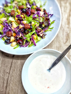 Una foto de Ensalada con frutas y salsa griega