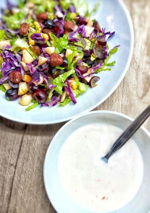 Una foto de Ensalada con frutas y salsa griega