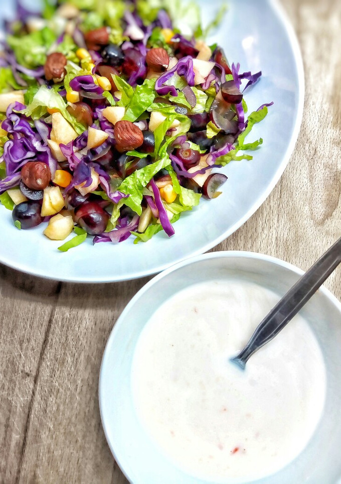 Una foto de Ensalada con frutas y salsa griega