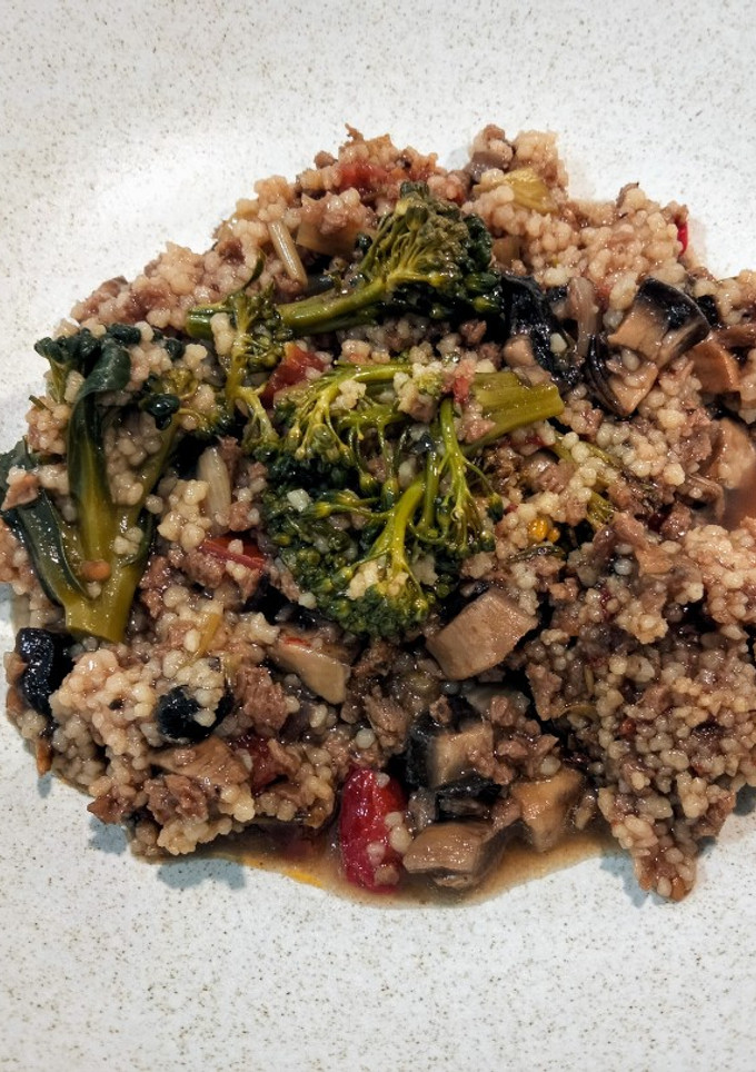Una foto de Soja texturizada y cuscús con verduras