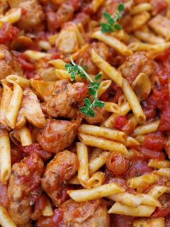 Una foto de Macarrones con butifarra, champiñones y tomate