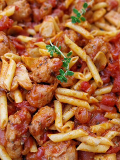Una foto de Macarrones con butifarra, champiñones y tomate