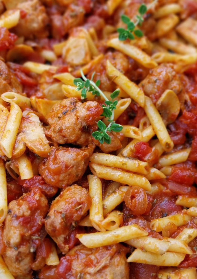 Una foto de Macarrones con butifarra, champiñones y tomate
