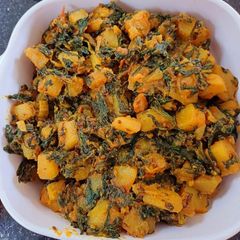 A picture of Spinach & potatoes dry curry (sabji).