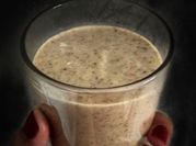 Una foto de sopa con leche de coco