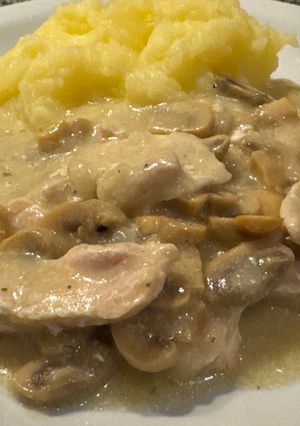 Una foto de Pollo con champiñones