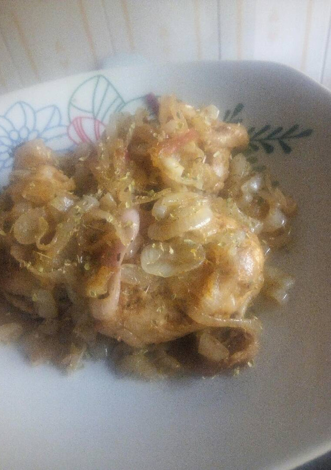 A picture of Poulet yassa.