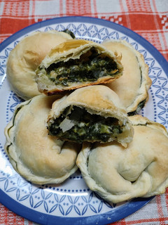Una foto de Empanadas de verdura y salsa blanca