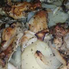 Una foto de Alitas de pollo al horno con papas a la provenzal😀