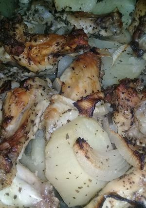 Una foto de Alitas de pollo al horno con papas a la provenzal😀