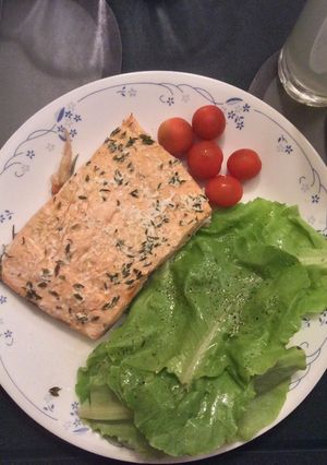Una foto de Salmón a las finas hierbas