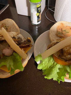 Una foto de Súper burger (para comer de vez en cuando😂) con salsa tipo McDonald’s