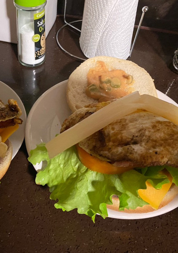 Una foto de Súper burger (para comer de vez en cuando😂) con salsa tipo McDonald’s