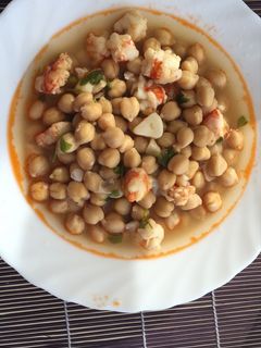 Una foto de Garbanzos con langostinos