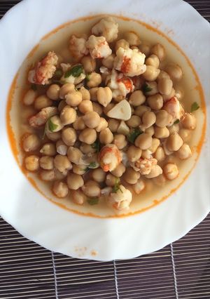 Una foto de Garbanzos con langostinos