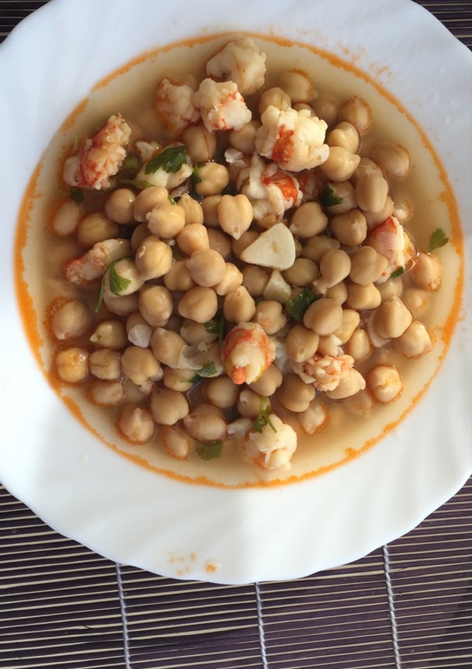 Una foto de Garbanzos con langostinos