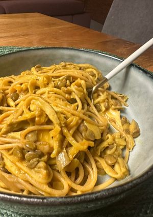 Zdjęcie przepisu Boczniaki z makaronem w sosie curry z soczewicą.