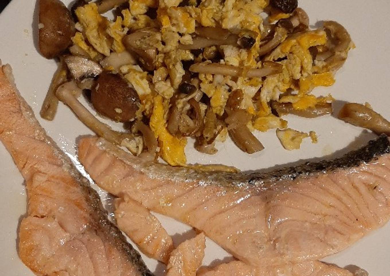Escalopines de salmón con revuelto de champiñones 🍄