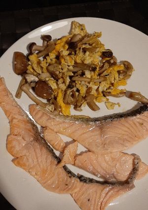 Una foto de Escalopines de salmón con revuelto de champiñones 🍄